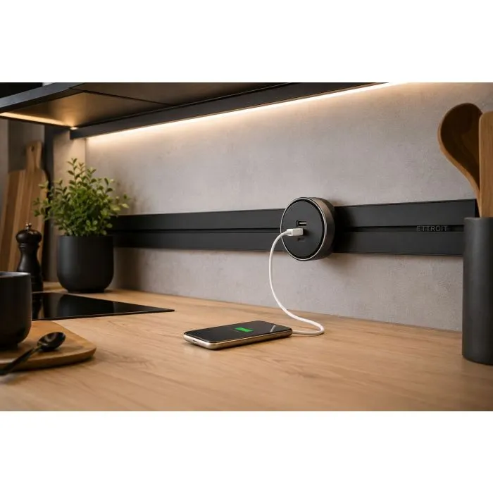 ETTROIT ETB3002 presa USB-A USB-C 12W nera installata su binario elettrificato con smartphone in ricarica