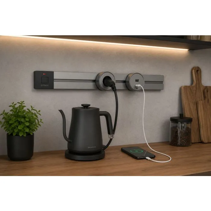 ETTROIT ETG4003 binario elettrificato grigio satinato 500 mm installato in cucina con presa Schuko e modulo USB